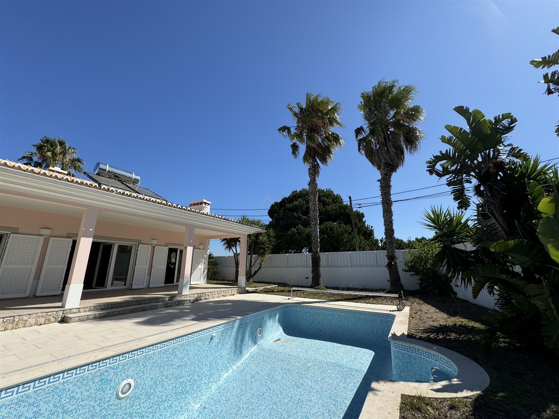 Chalet con jardín y piscina, en Sesimbra
