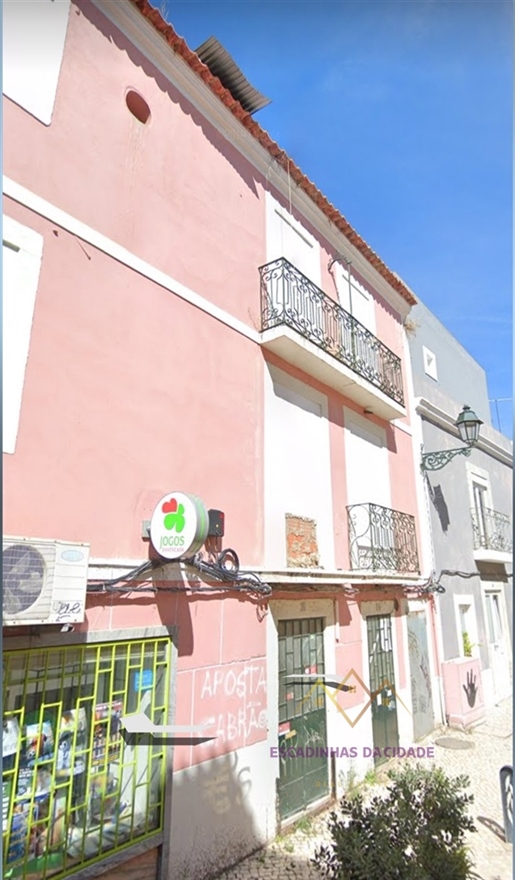 Building in Setúbal - 2 apartments and 2 shops