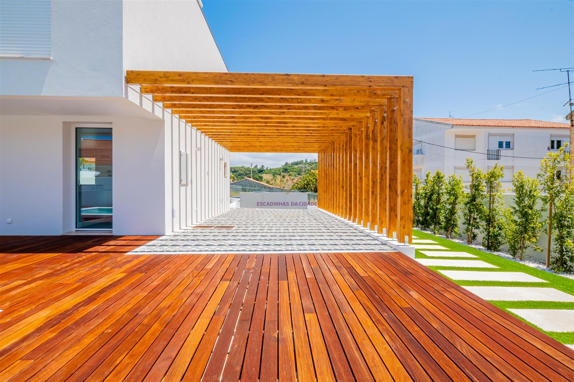 Neue Villa mit Pool und Blick auf das Schloss Sesimbra