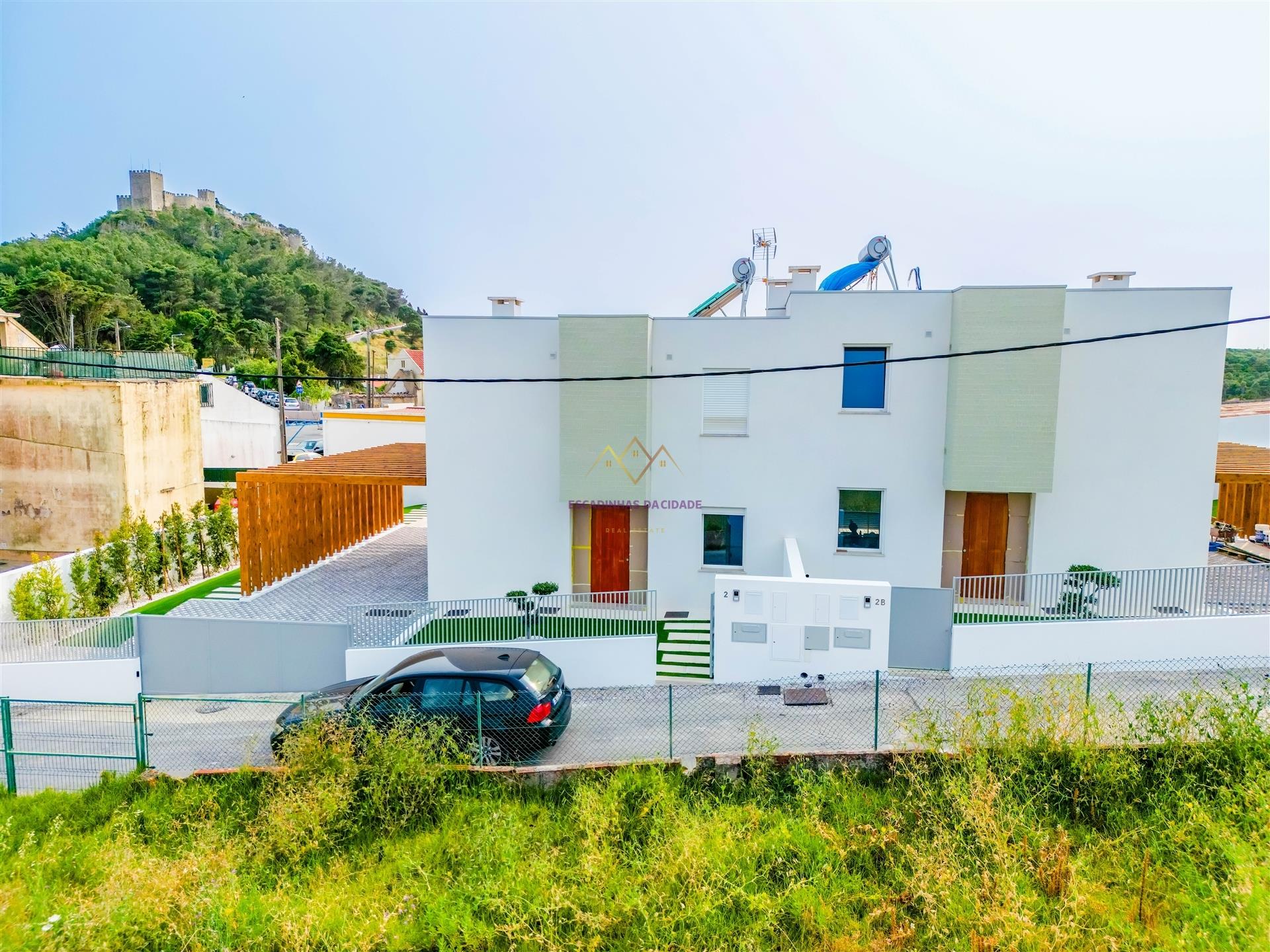 Neue Villa mit Pool und Blick auf das Schloss Sesimbra