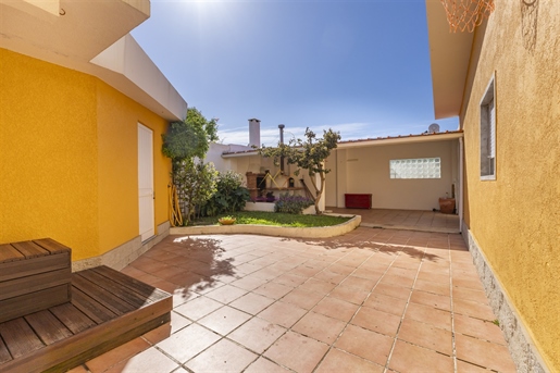 Charming 4 bedroom villa in Santa Cruz: Spacious, with Backyard and Barbecue