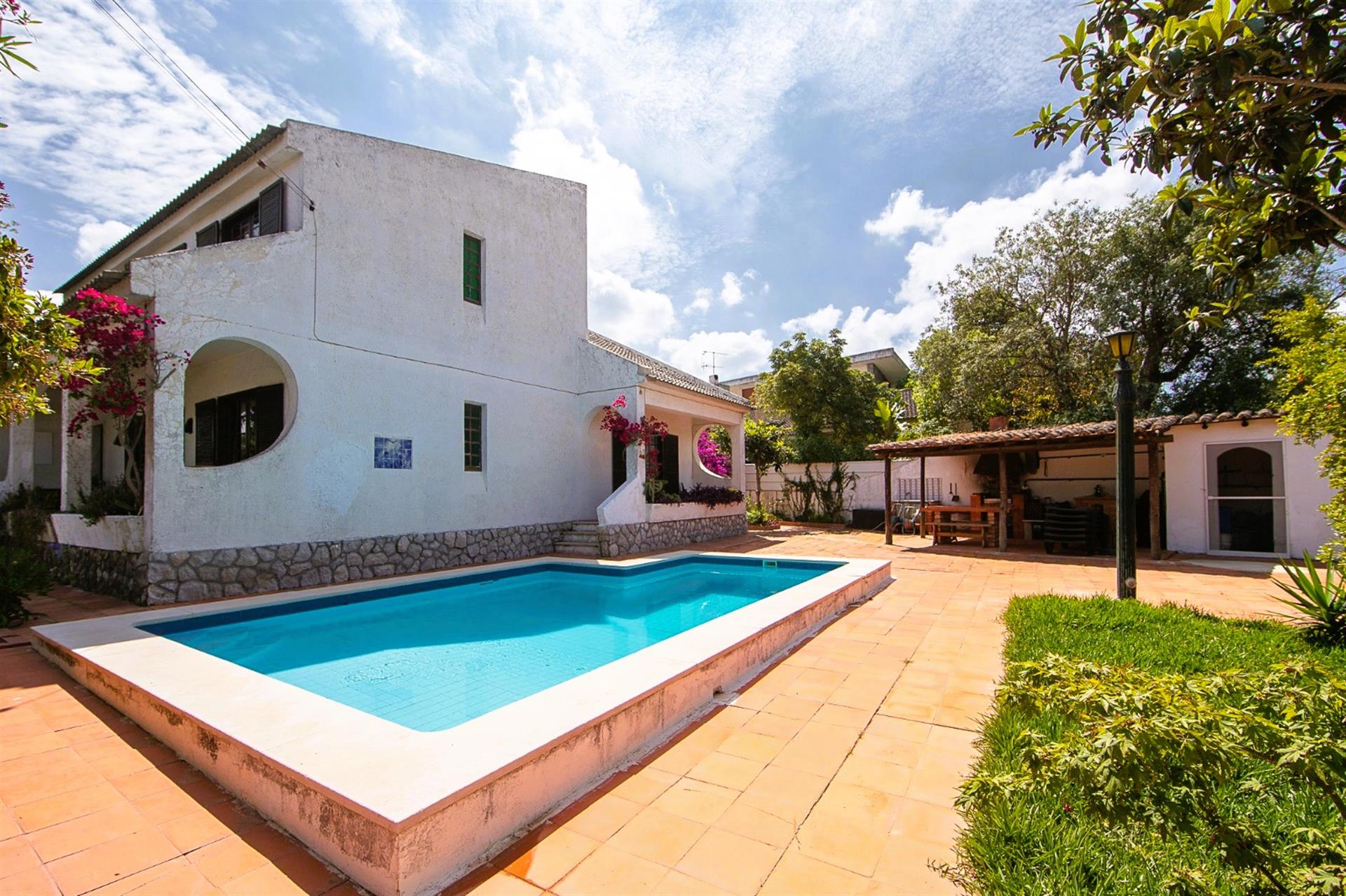 Villa avec piscine d’eau salée et jardin, grandes surfaces