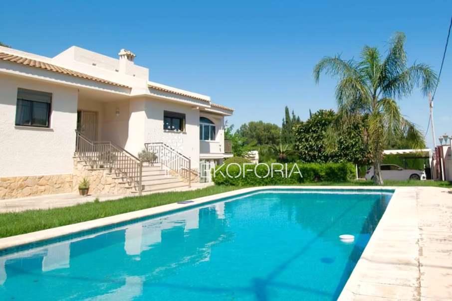Villa With Swimming Pool And Large Garden
