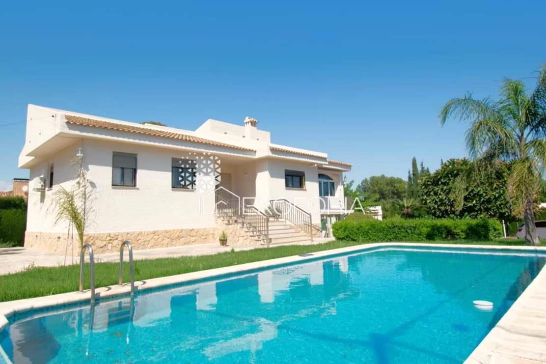 Villa With Swimming Pool And Large Garden