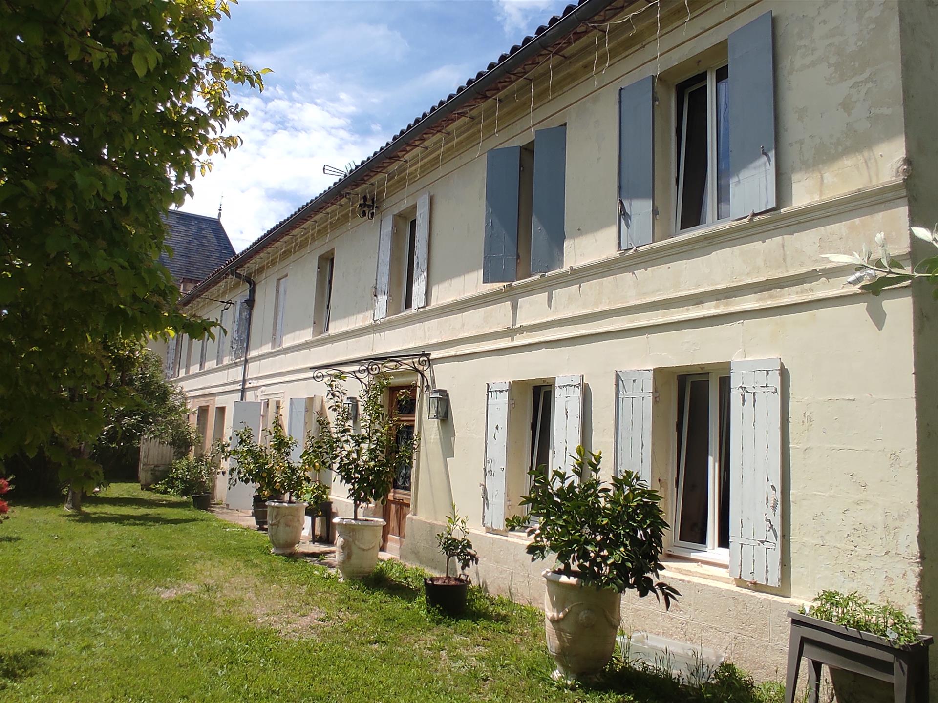 Een zeldzame kans om een groot stenen landhuis te kopen in Saint-André-de-Cubzac, op 20 km afstand 