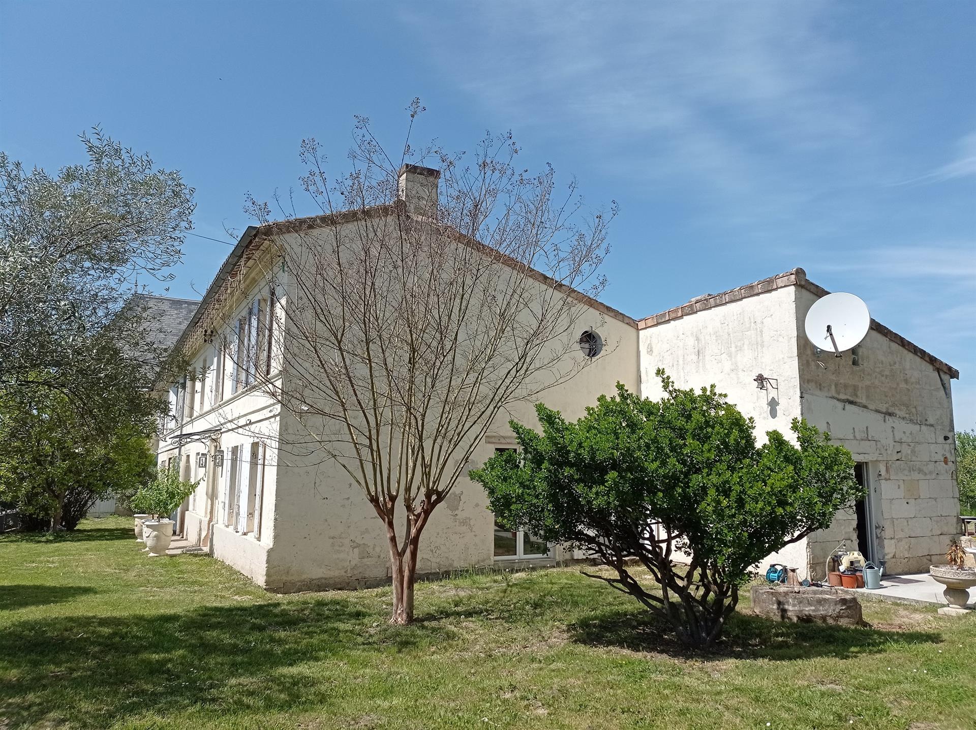 Una rara opportunità per l'acquisto di una grande casa di campagna in pietra a Saint-André-de-Cubza