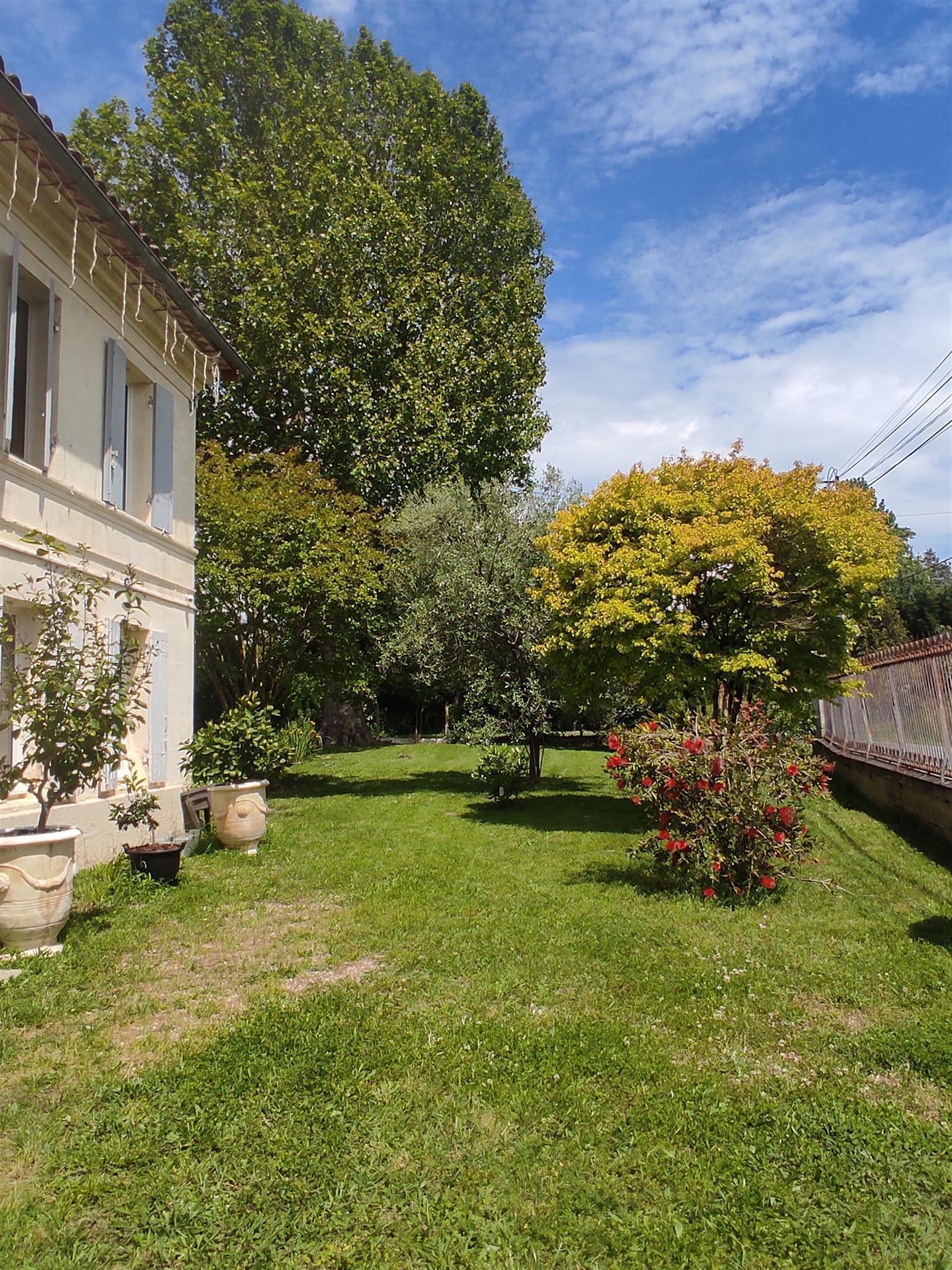 Рядка възможност за закупуване на голяма каменна къща в Saint-Andre-de-Cubzac, на 20 км от