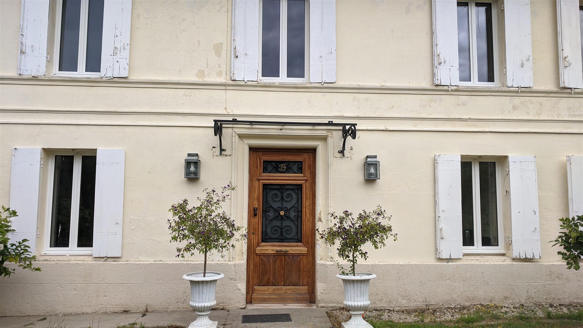 Vzácna príležitosť kúpiť veľký vidiecky kamenný dom v Saint-Andre-de-Cubzac, 20 km ďaleko