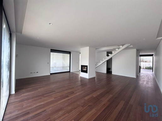 Maison T3 à Porto de 210,00 m²
