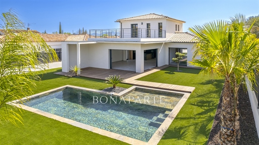 New: New contemporary villa with a view of the rock of Roquebrune sur Argens