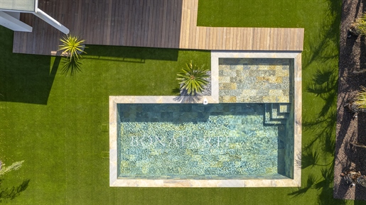 Nieuw: Nieuwe moderne villa met uitzicht op de rots van Roquebrune sur Argens