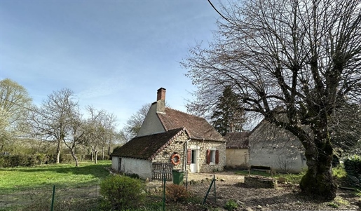 Pequena casa de campo de palha de 2 quartos localizada na aldeia de Chatillon en Bazois