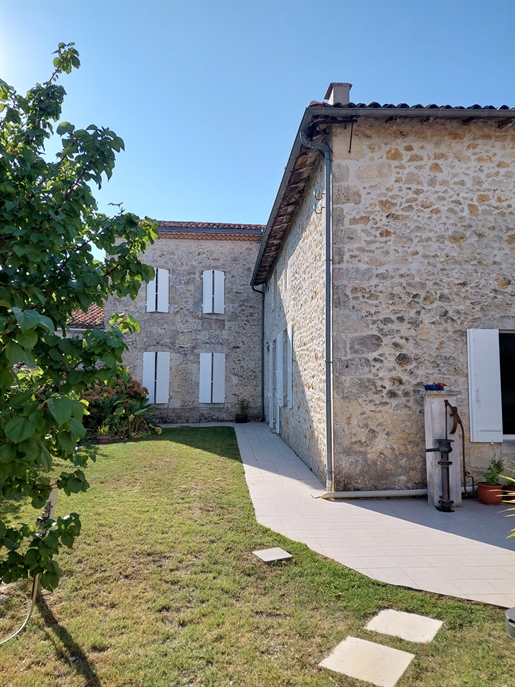 Family property and/or guest house in the Médoc