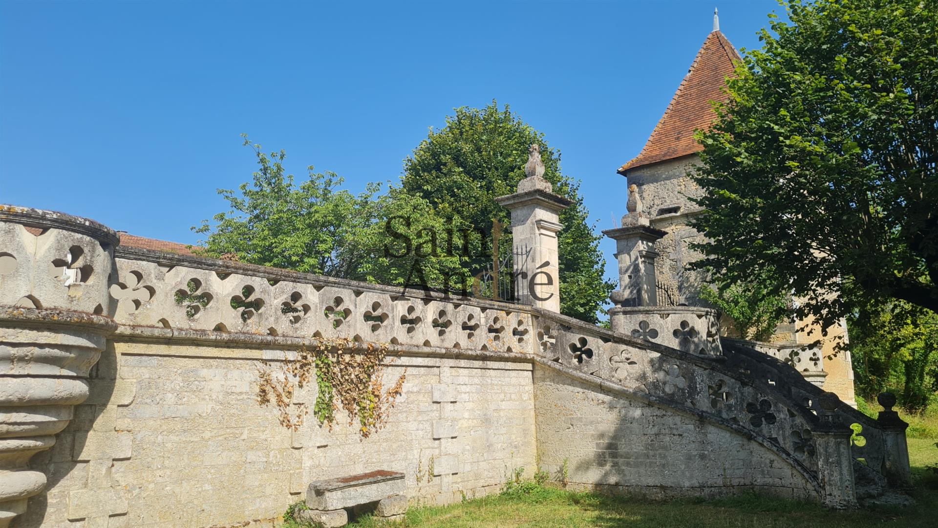 Property in the heart of the vineyards - South Charente