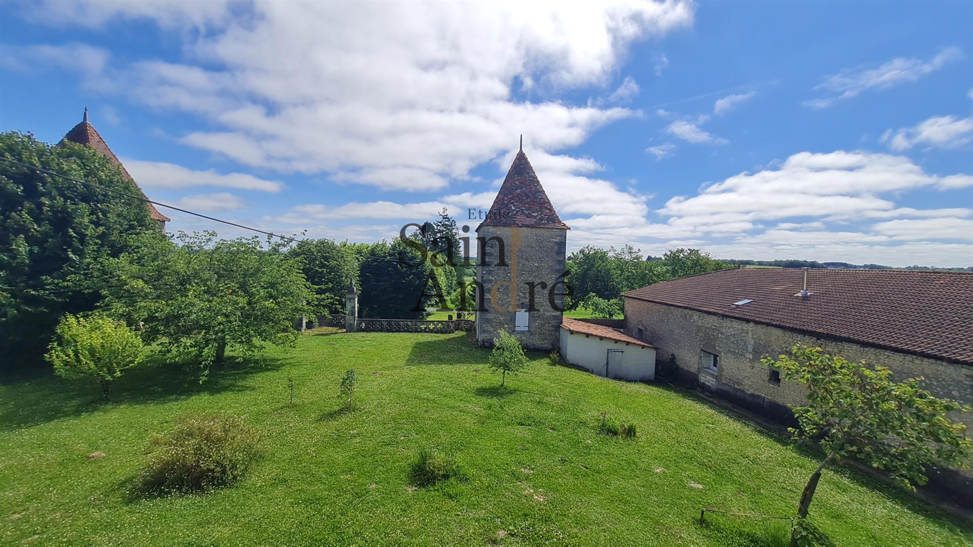 Property in the heart of the vineyards - South Charente