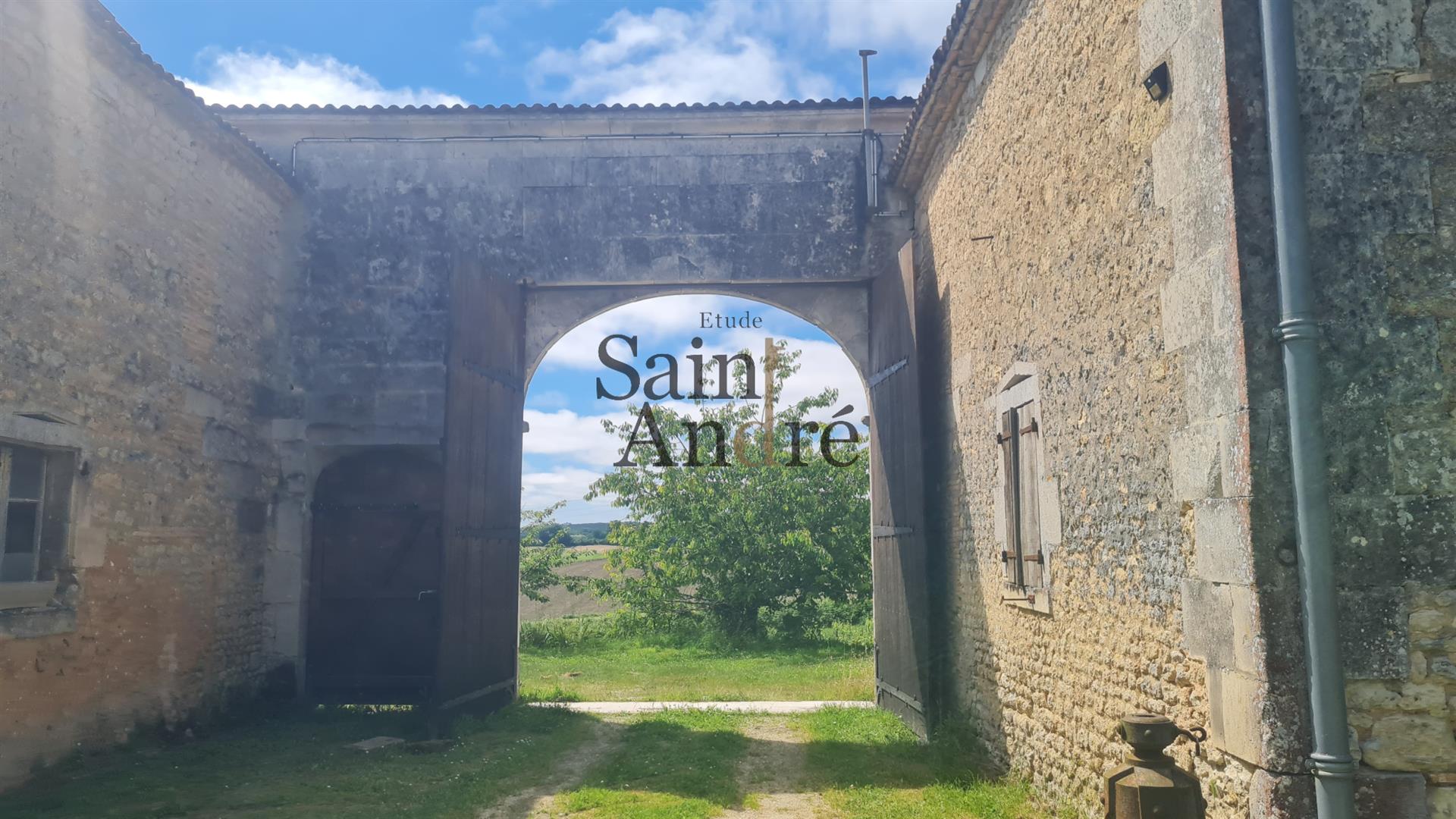 Property in the heart of the vineyards - South Charente