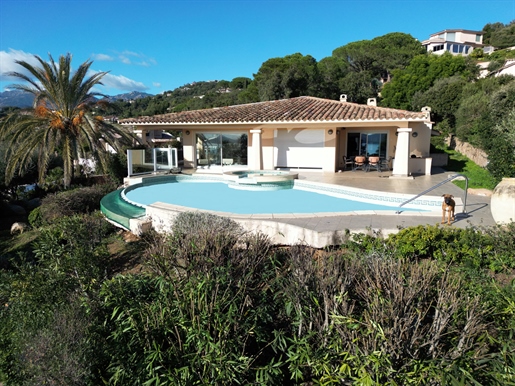 Villa T6 + Appart T3 op 1400m2 met infinity pool op het zuidoosten met prachtig uitzicht op zee en 