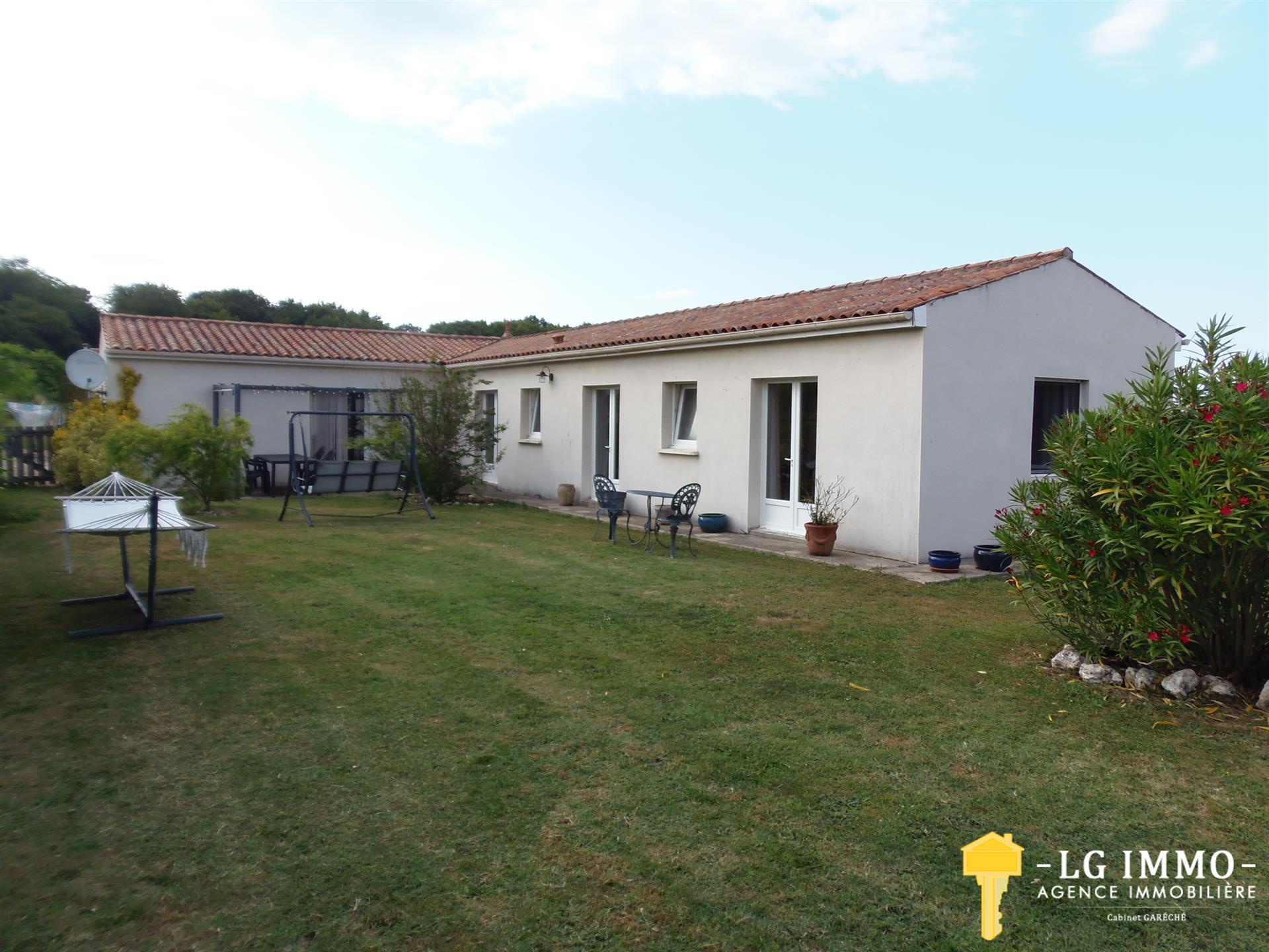 Single storey house with three bedrooms on 3598m2 land