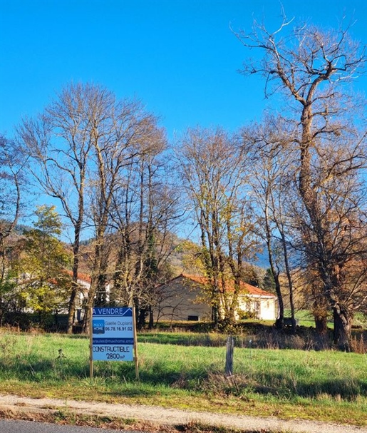 Terrain constructible 2800 m² situé à Rosières (43)