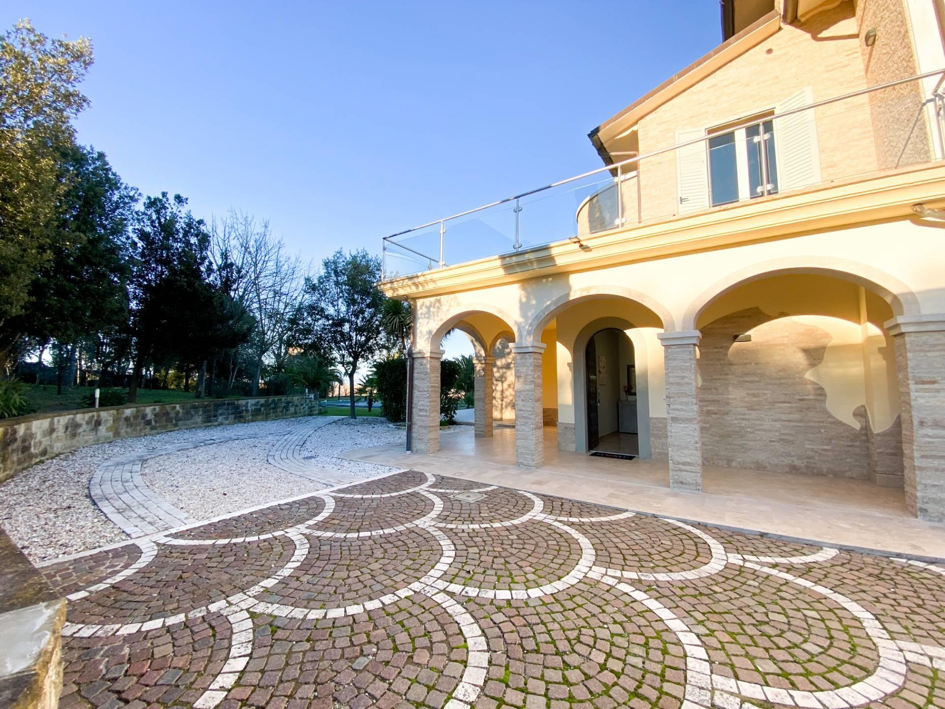 Villa of about 300 square meters with garden and swimming pool overlooking the Val di Chiana
