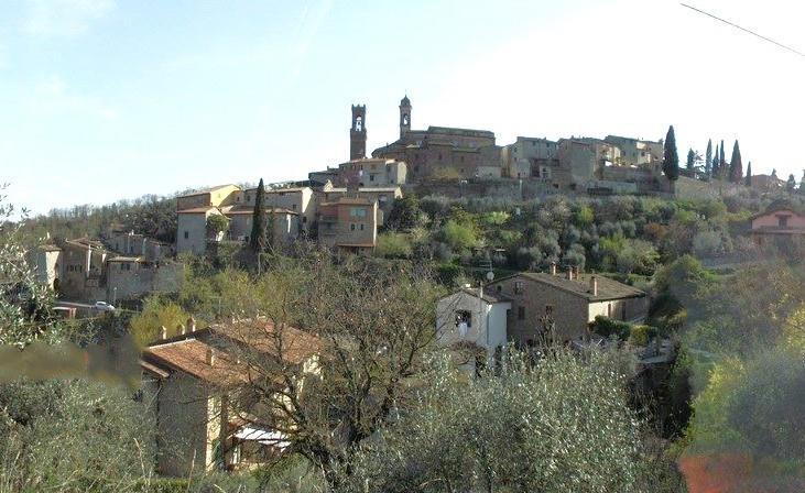 In the historic center of Scrofiano we offer free roof on three sides of about 90 square meters com