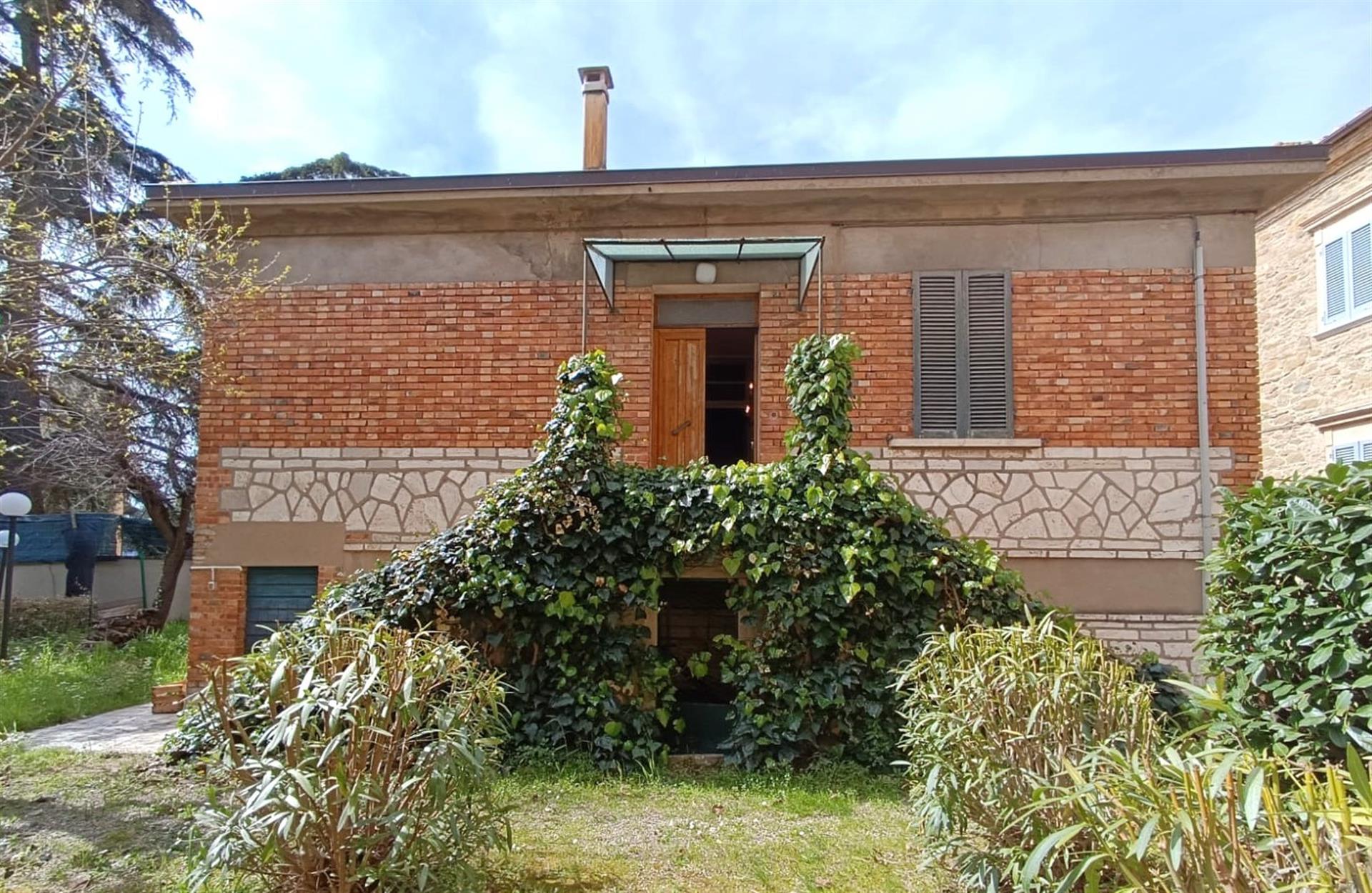 Elegantes Haus in Sinalunga mit Garten und Garage