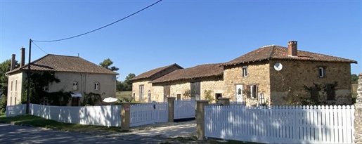 Groot gerenoveerd stenen huis met bijgebouwen en aangrenzend land - Gorre