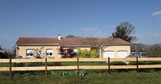 Villa à la campagne mais à seulement 4 kilomètres de Rochechouart.