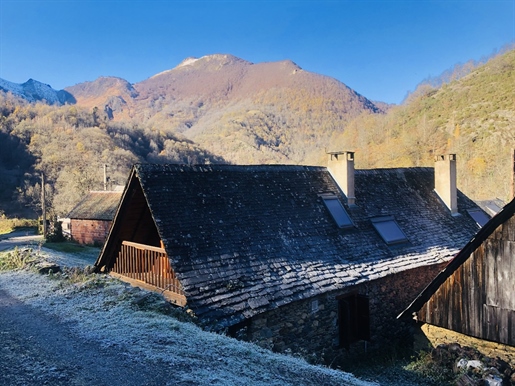 Voormalige schaapskooi in de bergen omgebouwd tot 2 vakantiehuizen.