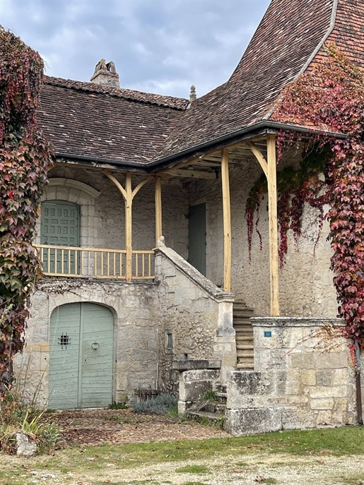 Logis du Xvii ème de charme au coeur d'un village du Périgord