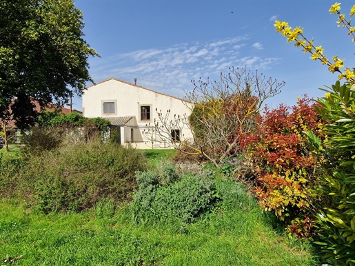Stenen huis met tuin en garage op 835 m² grond