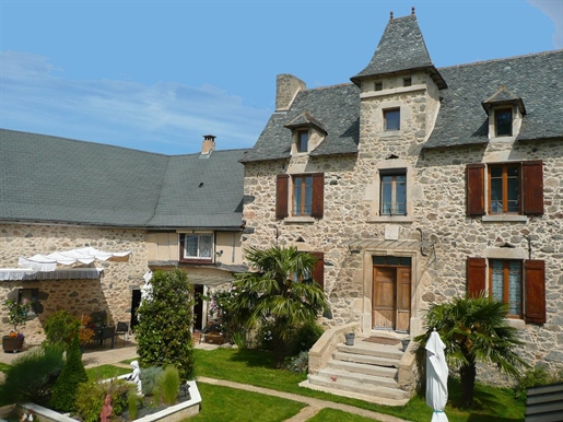 Karakteristiek stenen huis met bijgebouwen - 10 km van Villefranche de Rouergue