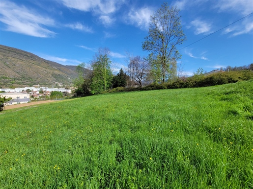 Foix.Terrain constructible de 1065 m² avec viabilités en bordure.