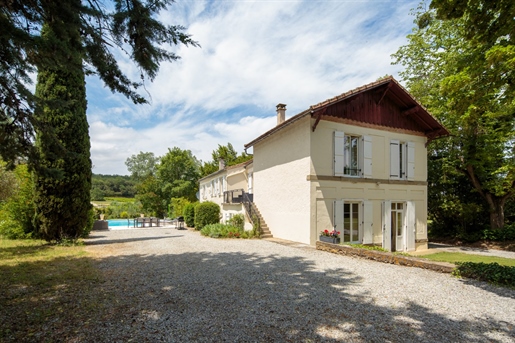 Mooi landhuis met land en zwembad in een dorp op 10 km van Carcassonne. Ideaal voor i