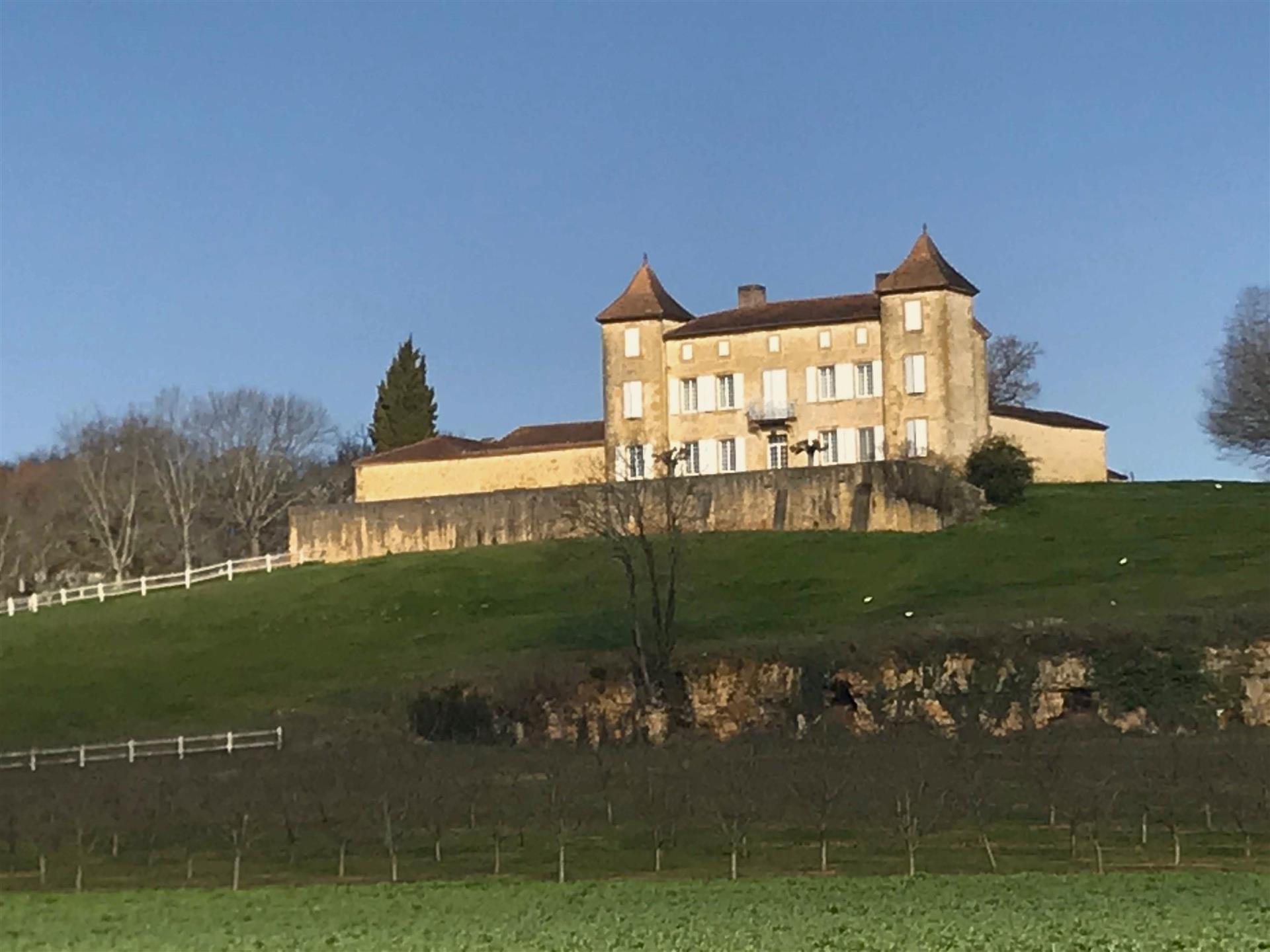 Zamek - dwór w dolinie Lota