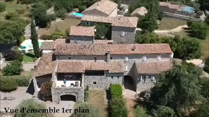 Vackert och stort gammalt Ardèche-hus av karaktär i sten