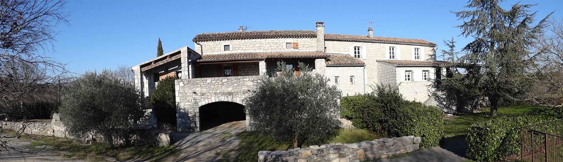 Piękny i duży stary dom Ardèche z charakterem z kamienia