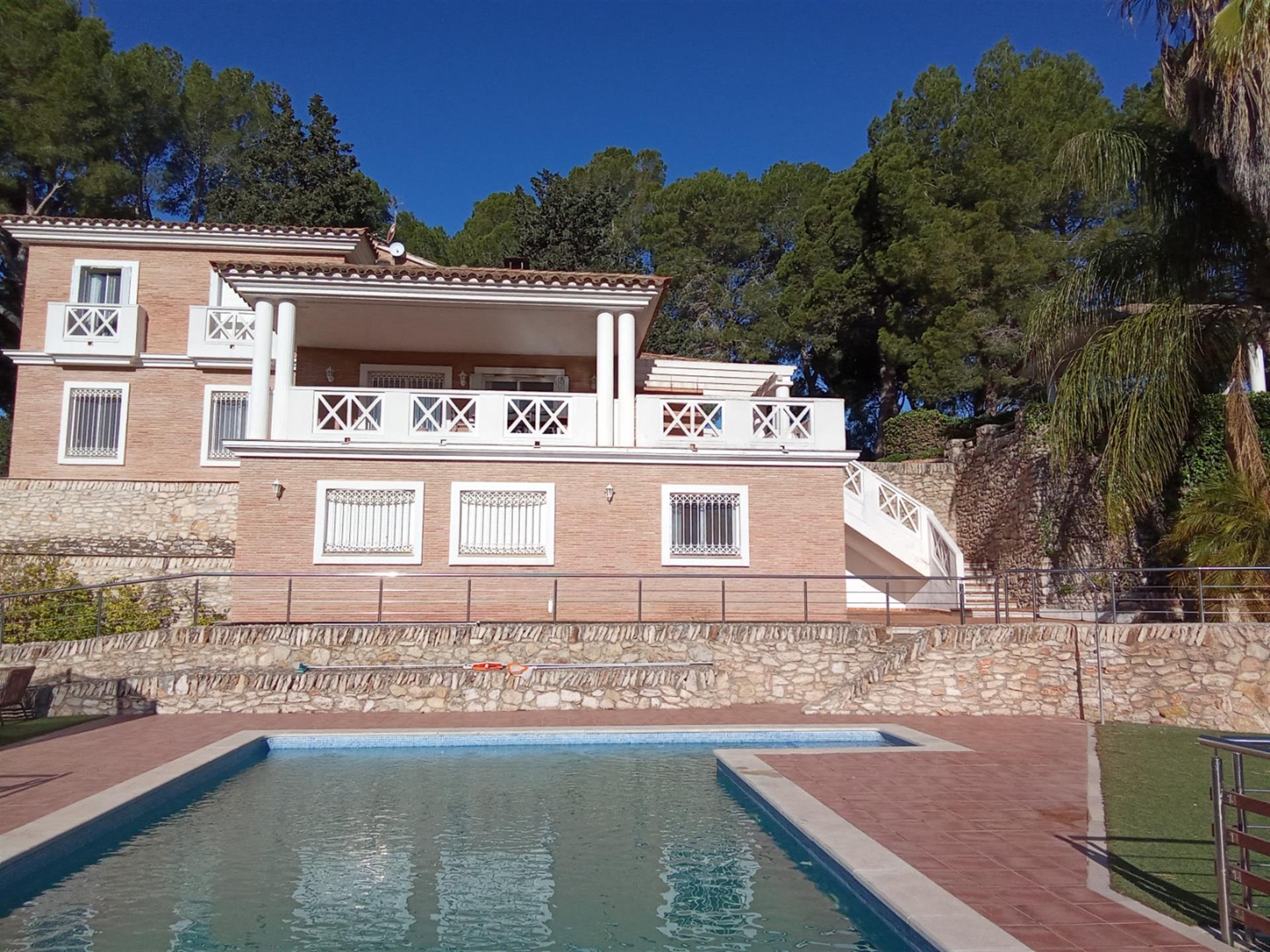 Luxusná vila T5 s bazénom sa nachádza v Gold Coast, Španielsko