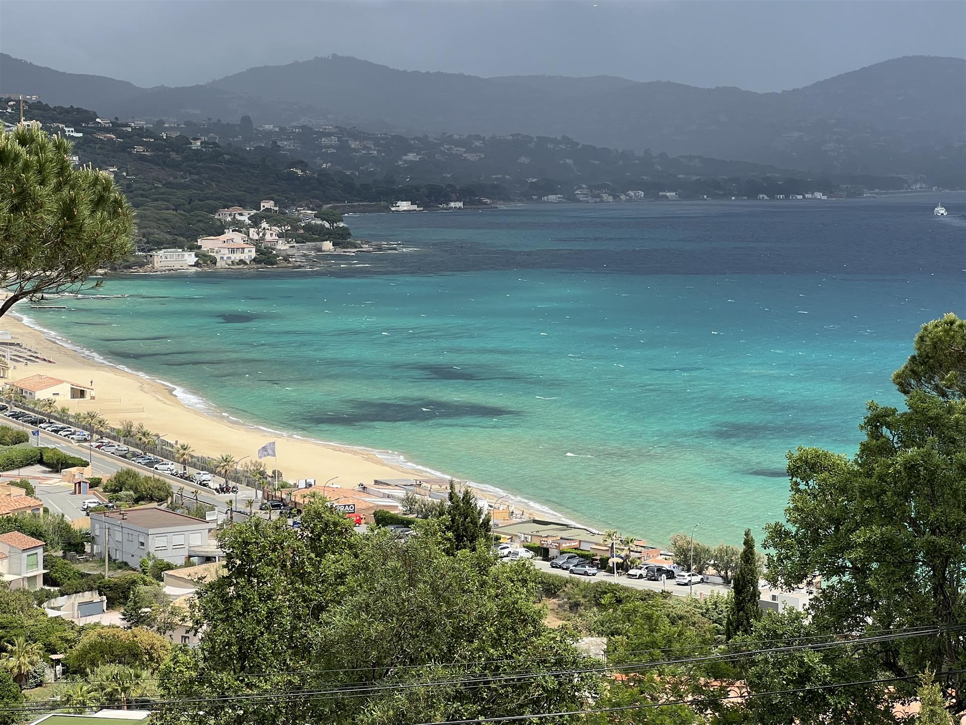 Provencen huvila, josta on upeat panoraamanäkymät merelle ja vuorille 