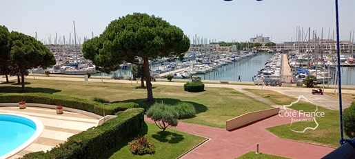 Seaside apartment with a view of the port and swimming pool 45 M2, one bedroom