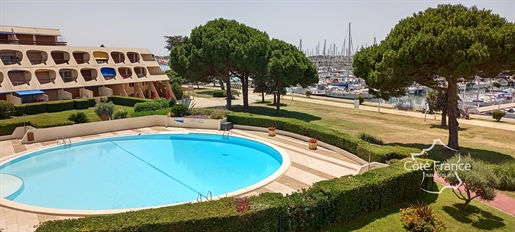 Seaside apartment with a view of the port and swimming pool 45 M2, one bedroom