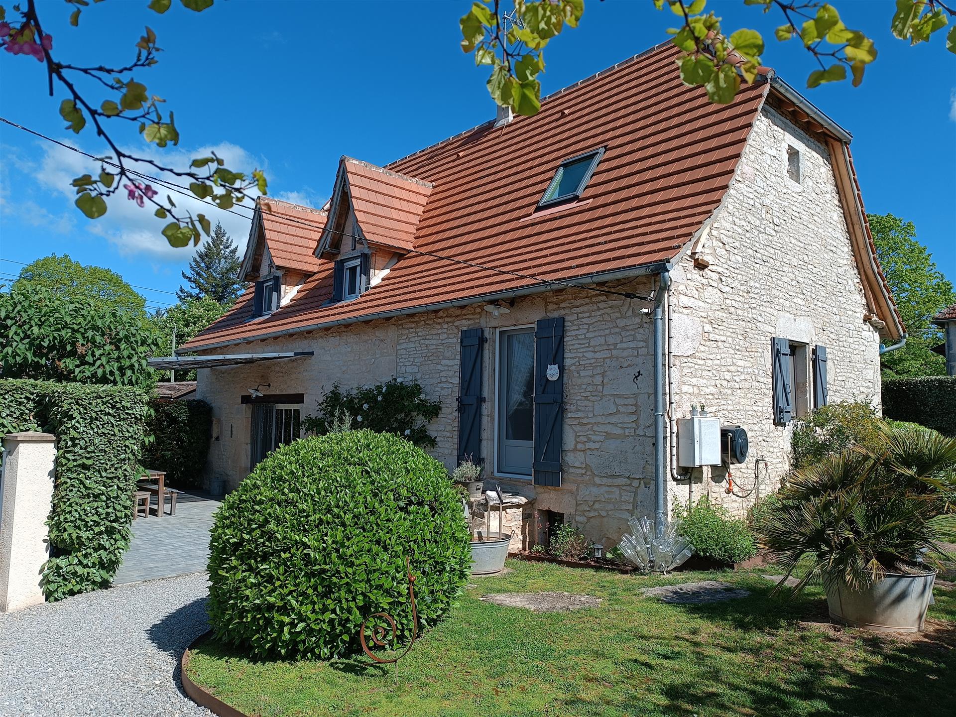 Charmerende hus og dets anneks med swimmingpool i hjertet af Causse du Quercy mellem Figeac og Roca