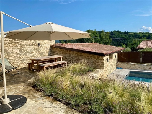 Maison rustique en pierres avec piscine au coeur de l'Alta Langa