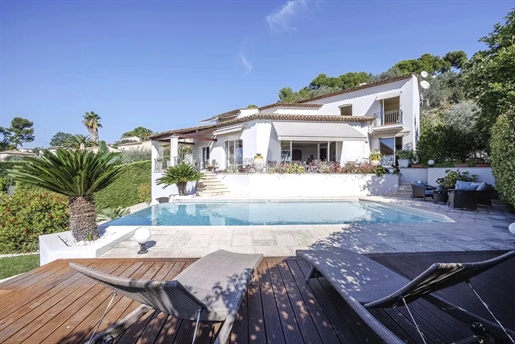 Villa te koop met prachtig panorama van de zee en de bergen in Mougins