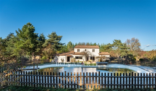Te koop vrijstaand huis van 220 m2 in Mazaugues (83) perceel van 5 700 m2 met zwembad/dubbele garage