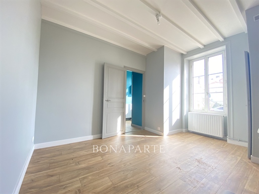 House with beautiful volumes, in the immediate vicinity of the train station and the city center.