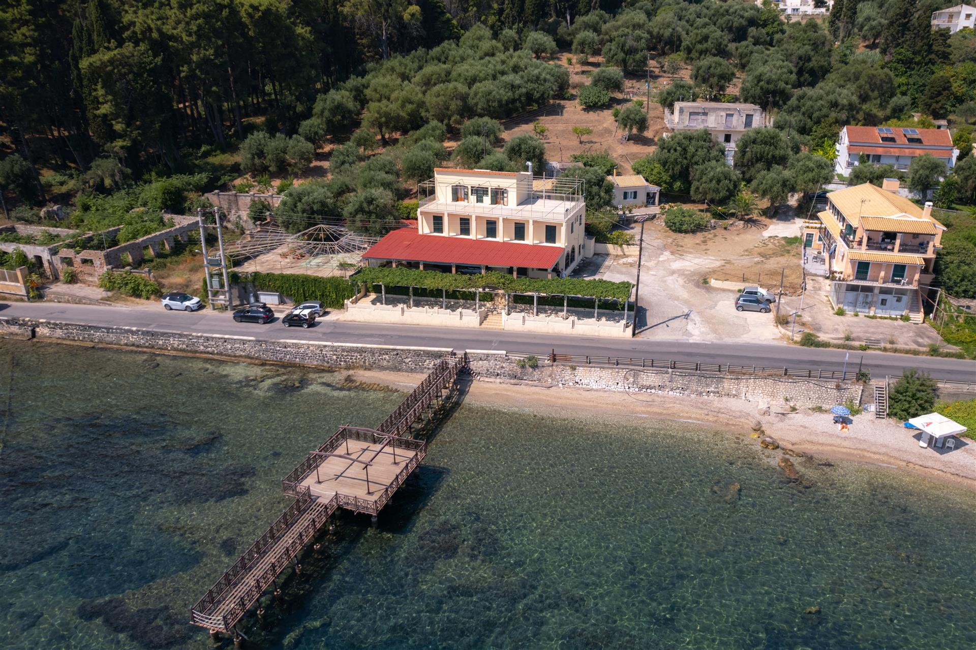 Gewerbe- und Wohnanlage an der Ostküste von Korfu