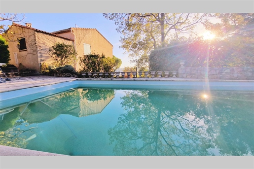 Villa traditionnelle de 110m2 avec piscine à Draguignan