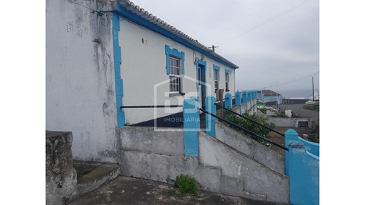 Huis te restaureren 2 slaapkamers + 1 slaapkamer te koop in Raminho, Angra do Heroísmo