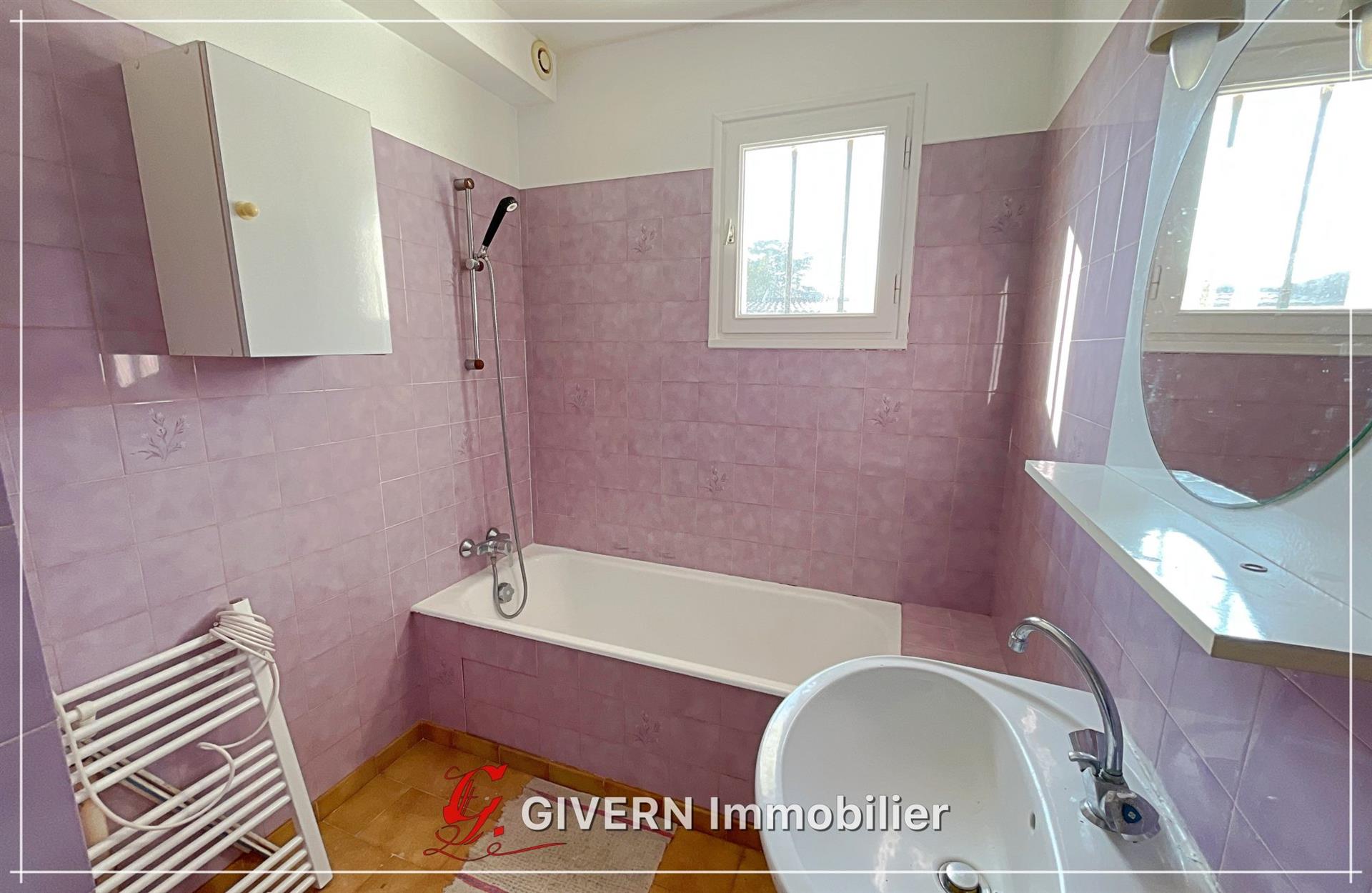 Sole agent: Charming house of 69 m² between Port Tudy and the